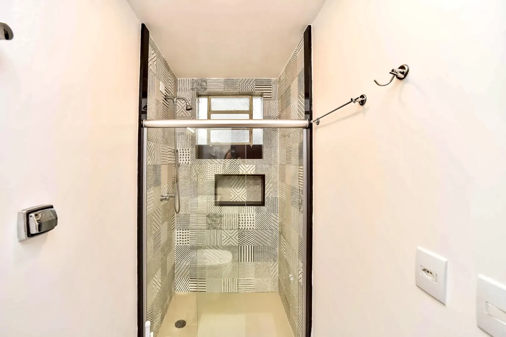 R$ 341.000 - BELO APARTAMENTO - 49M2 - 1 DORM - DE FRENTE - REFORMADO - 1 VAGA  Porto Alegre - 