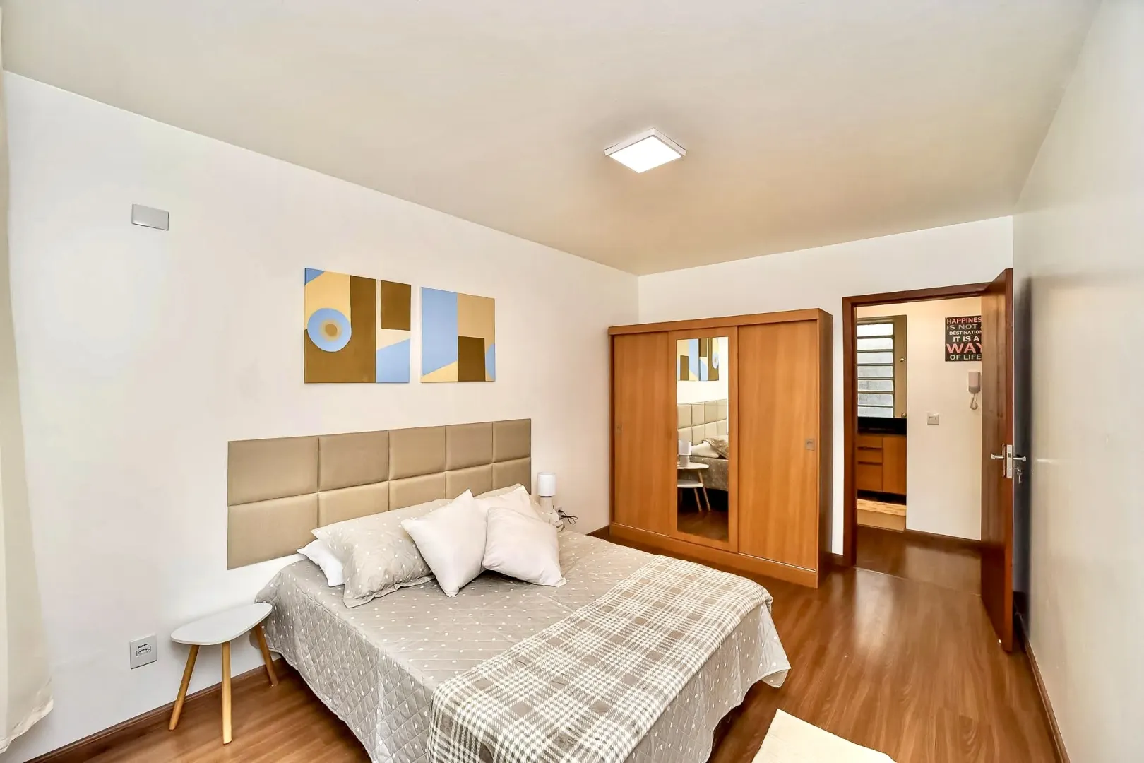 R$ 341.000 - BELO APARTAMENTO - 49M2 - 1 DORM - DE FRENTE - REFORMADO - 1 VAGA  Porto Alegre - 
