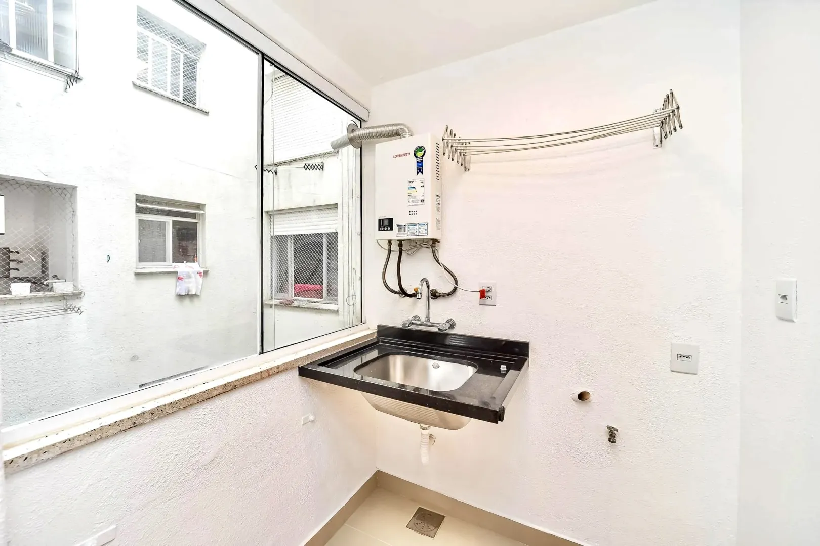 R$ 341.000 - BELO APARTAMENTO - 49M2 - 1 DORM - DE FRENTE - REFORMADO - 1 VAGA  Porto Alegre - 
