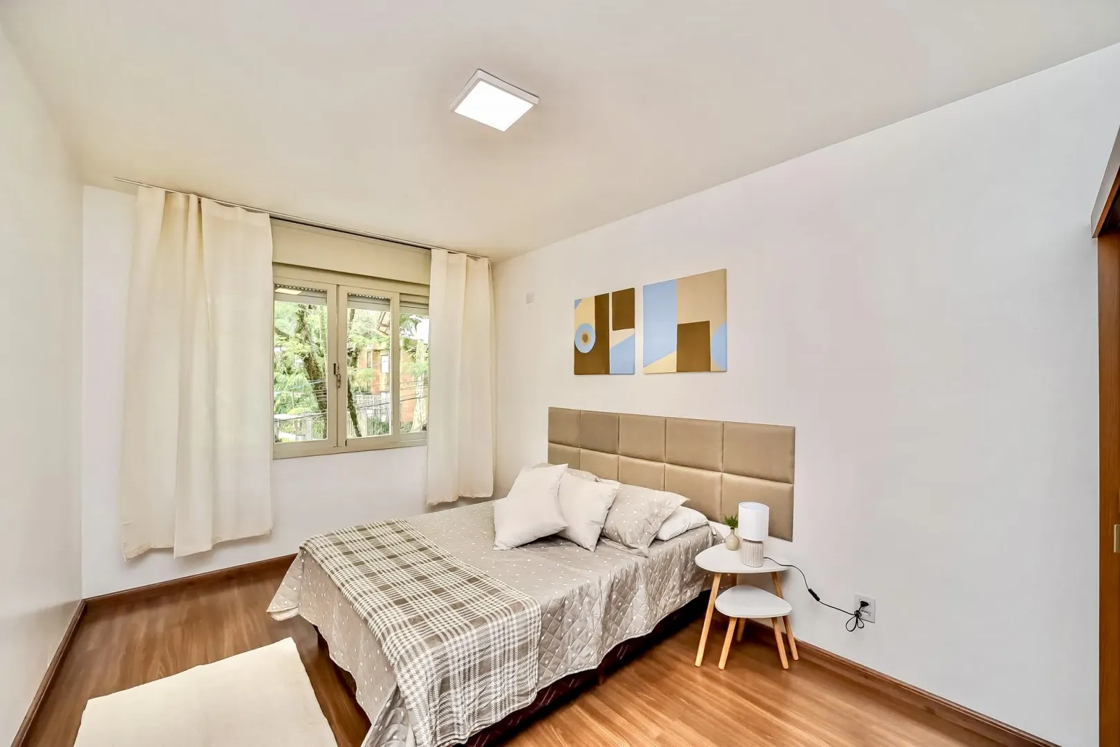 R$ 341.000 - BELO APARTAMENTO - 49M2 - 1 DORM - DE FRENTE - REFORMADO - 1 VAGA  Porto Alegre - 