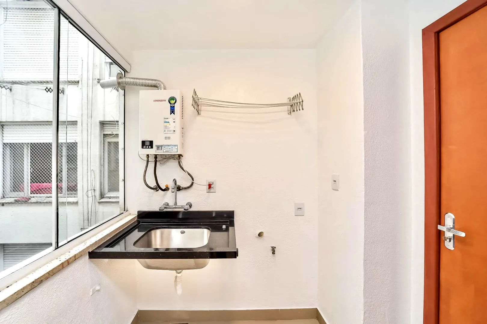 R$ 341.000 - BELO APARTAMENTO - 49M2 - 1 DORM - DE FRENTE - REFORMADO - 1 VAGA  Porto Alegre - 
