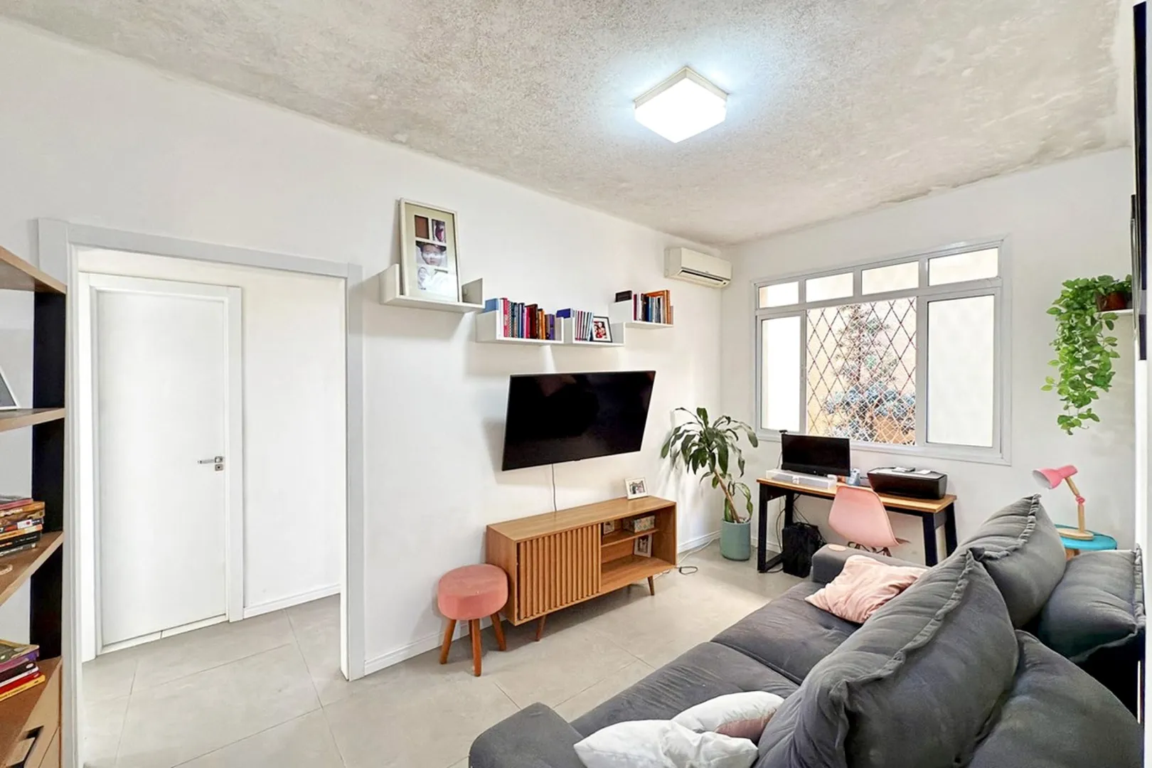 R$ 230.000 - &Oacute;TIMO APARTAMENTO T&Eacute;RREO - 62M2 - 2 DORM - REFORMADO  Porto Alegre - 