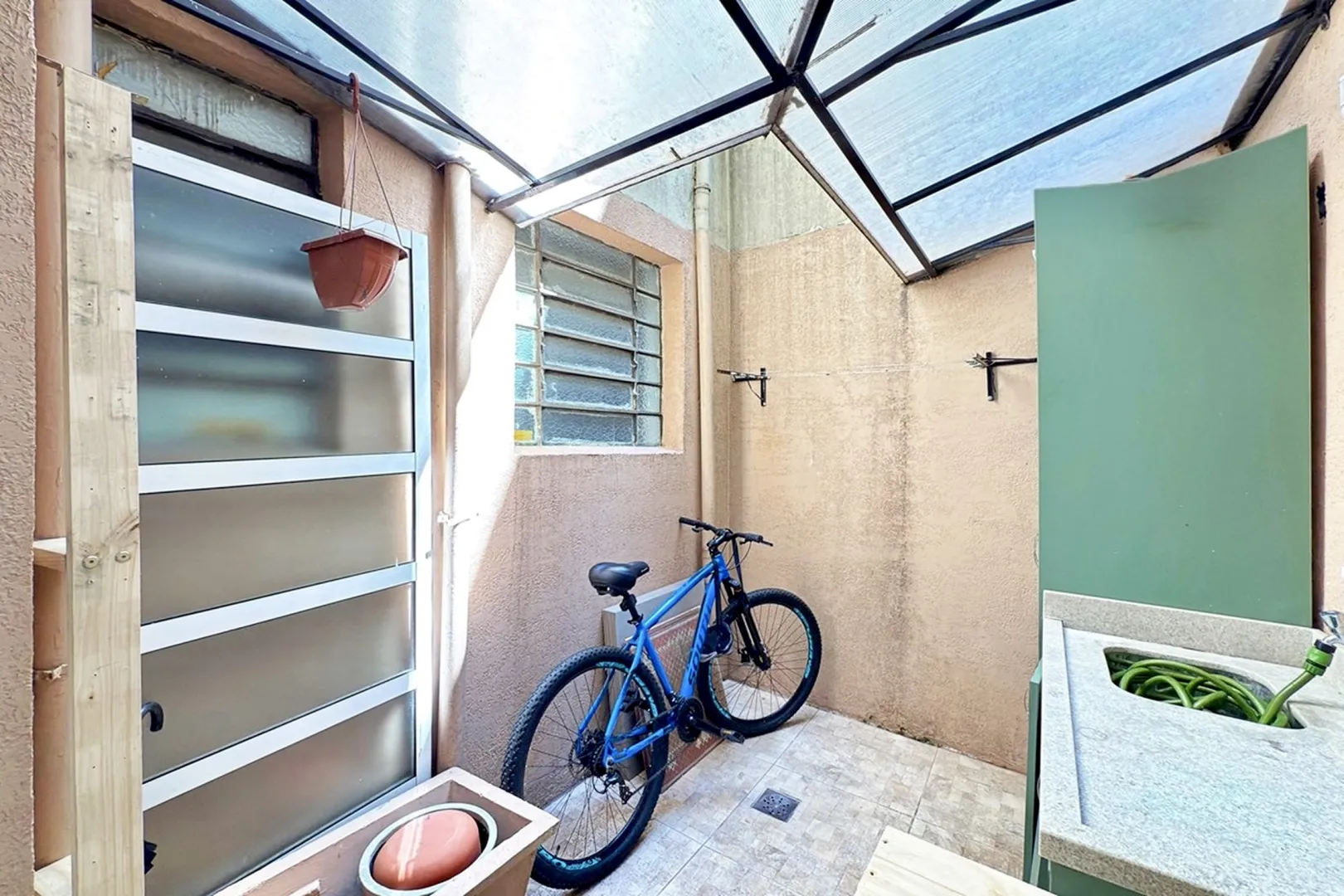 R$ 230.000 - &Oacute;TIMO APARTAMENTO T&Eacute;RREO - 62M2 - 2 DORM - REFORMADO  Porto Alegre - 