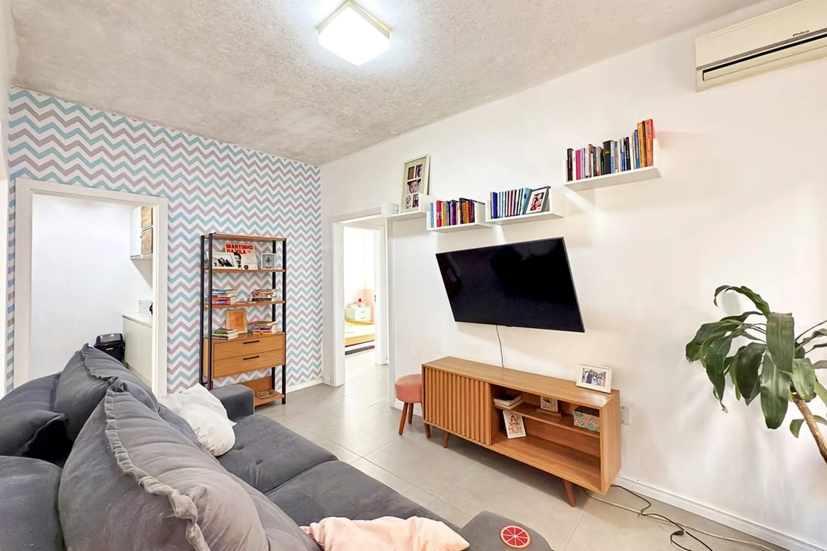 R$ 230.000 - &Oacute;TIMO APARTAMENTO T&Eacute;RREO - 62M2 - 2 DORM - REFORMADO  Porto Alegre - 