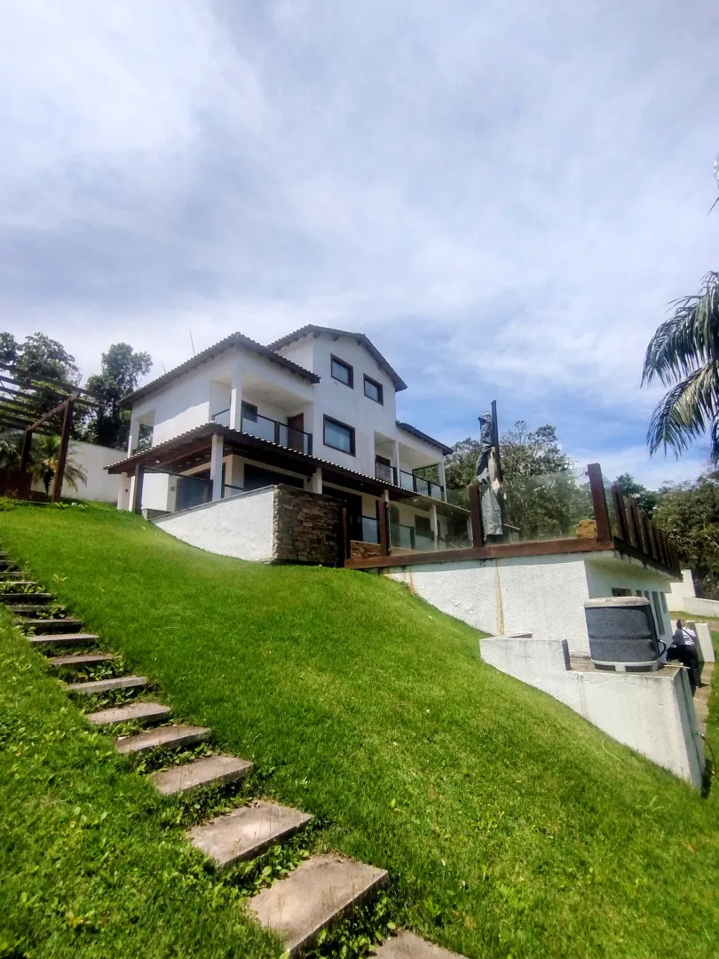 Casa de alto padr&atilde;o &agrave; venda no condom&iacute;nio Pontal das Gar&ccedil;as  Igaratá - 