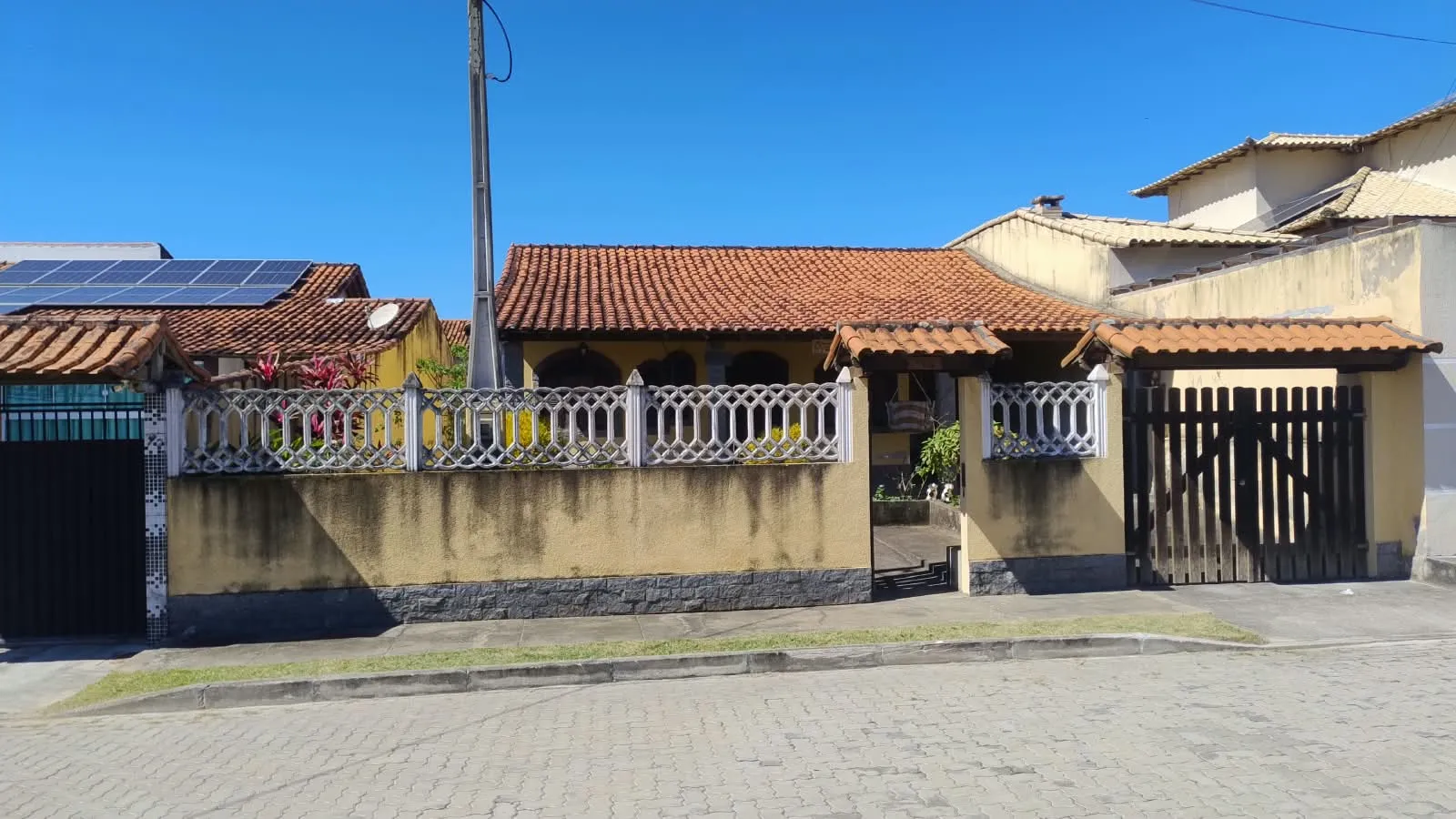 CASA LINEAR À VENDA EM SOPOTÓ, COM TERRENO AMPLO – R$ 400.000