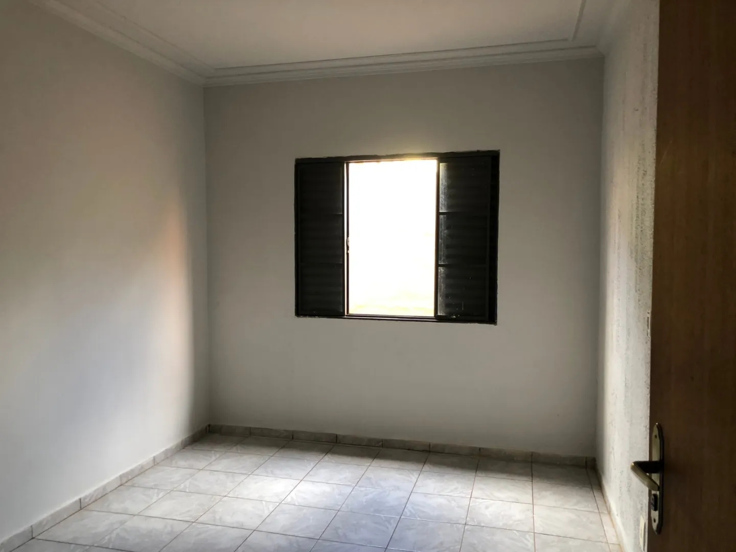 casa com acabamento interno em piso cer&acirc;mico em todos os c&ocirc;modos  Santa Cruz do Rio Pardo - 