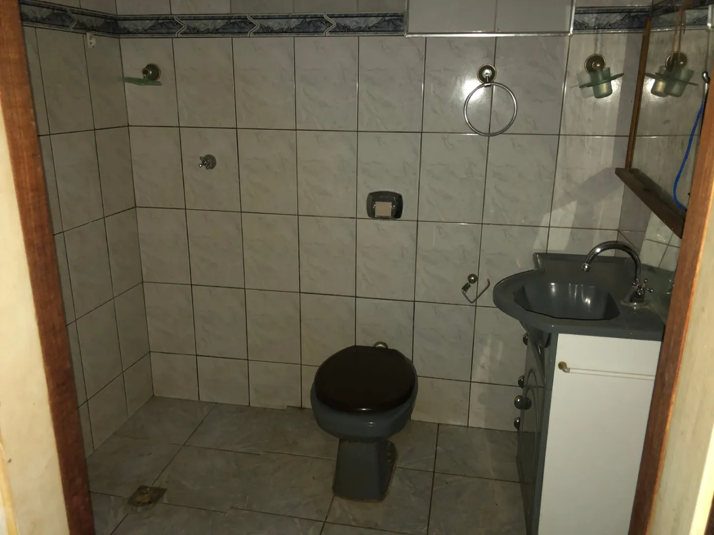 casa com acabamento interno em piso cer&acirc;mico em todos os c&ocirc;modos  Santa Cruz do Rio Pardo - 