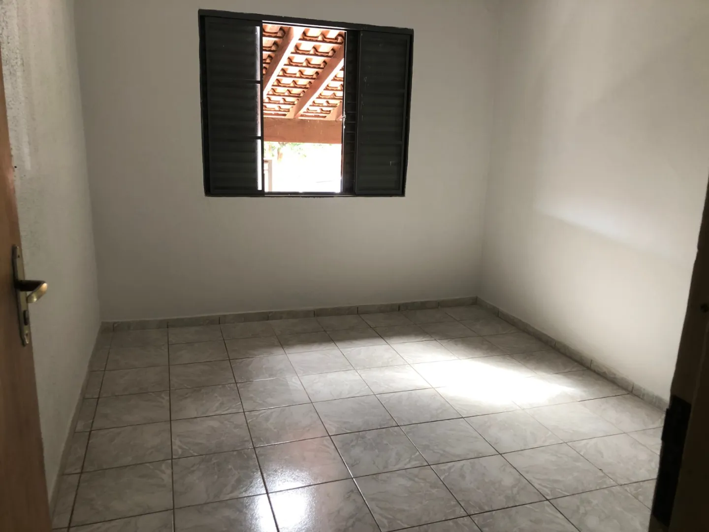 casa com acabamento interno em piso cer&acirc;mico em todos os c&ocirc;modos  Santa Cruz do Rio Pardo - 