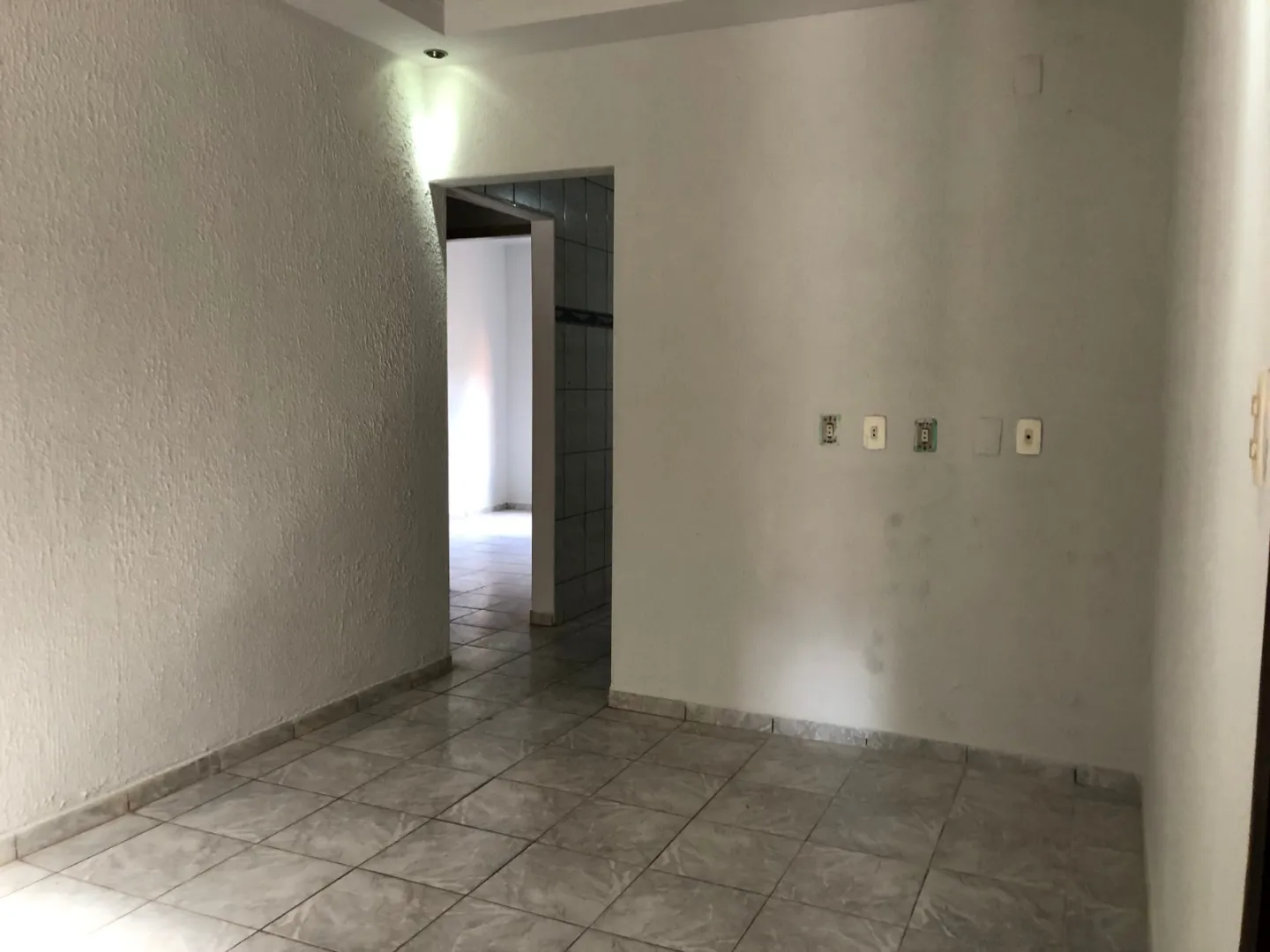 casa com acabamento interno em piso cer&acirc;mico em todos os c&ocirc;modos  Santa Cruz do Rio Pardo - 