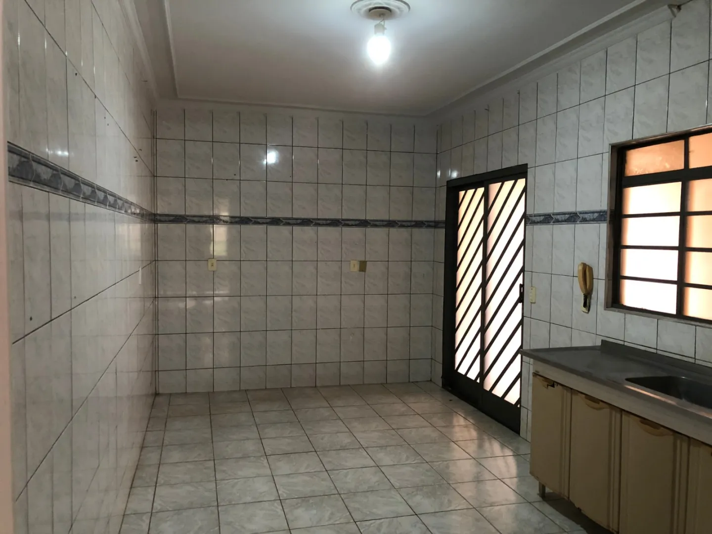 casa com acabamento interno em piso cer&acirc;mico em todos os c&ocirc;modos  Santa Cruz do Rio Pardo - 