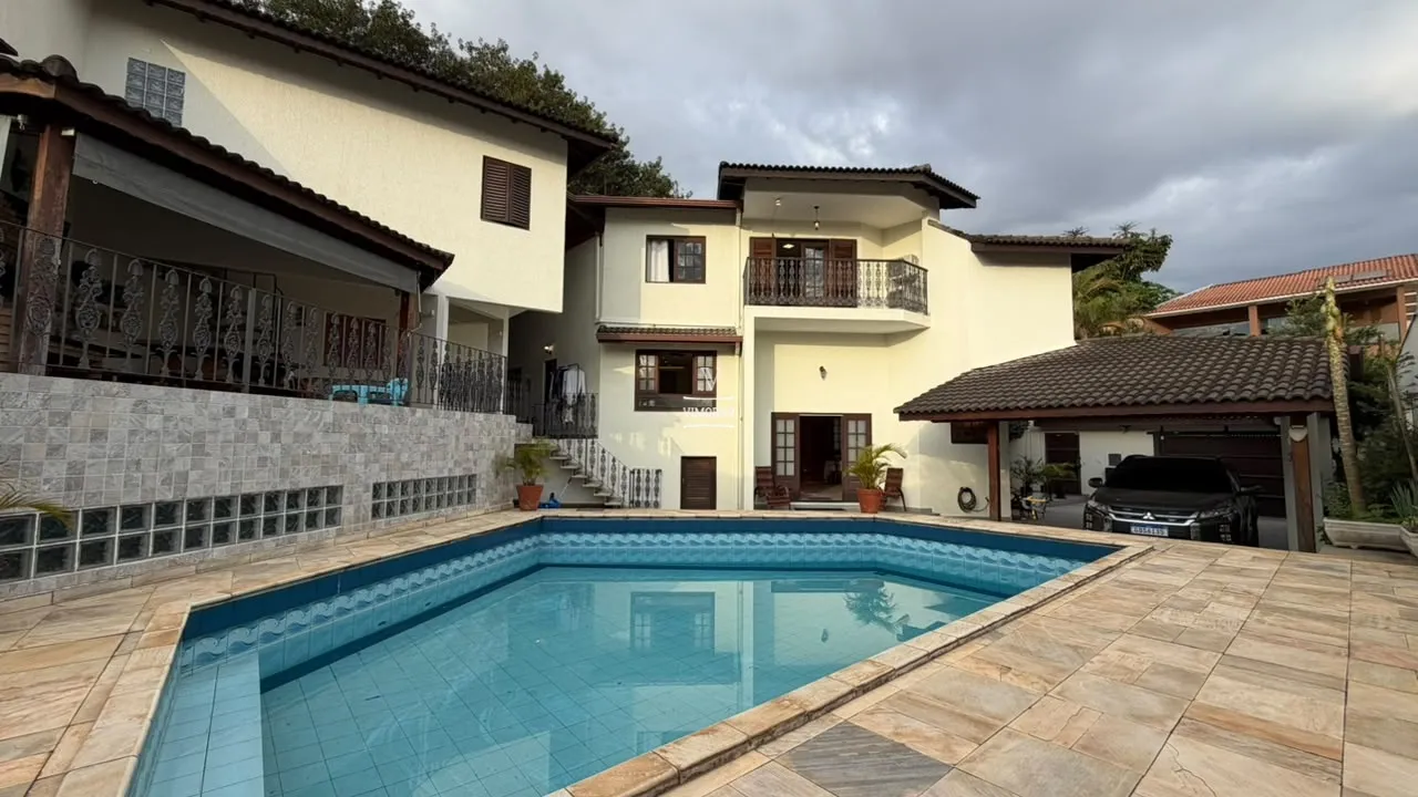 Sobrado 6 dormit&oacute;rios sendo 3 su&iacute;tes + &aacute;rea gourmet com piscina  Guarulhos - 