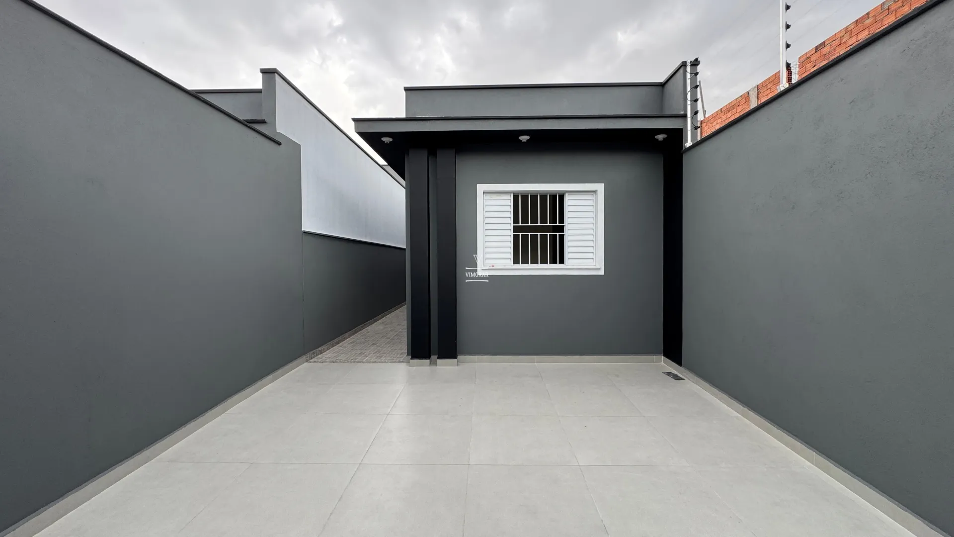 Casa t&eacute;rrea 3 dormit&oacute;rios sendo 1 su&iacute;te + 2 vagas de garagem  Itaquaquecetuba - 