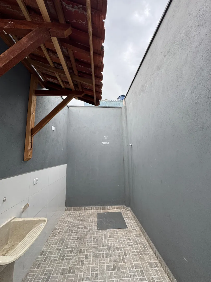 Casa t&eacute;rrea 3 dormit&oacute;rios sendo 1 su&iacute;te + 2 vagas de garagem  Itaquaquecetuba - 
