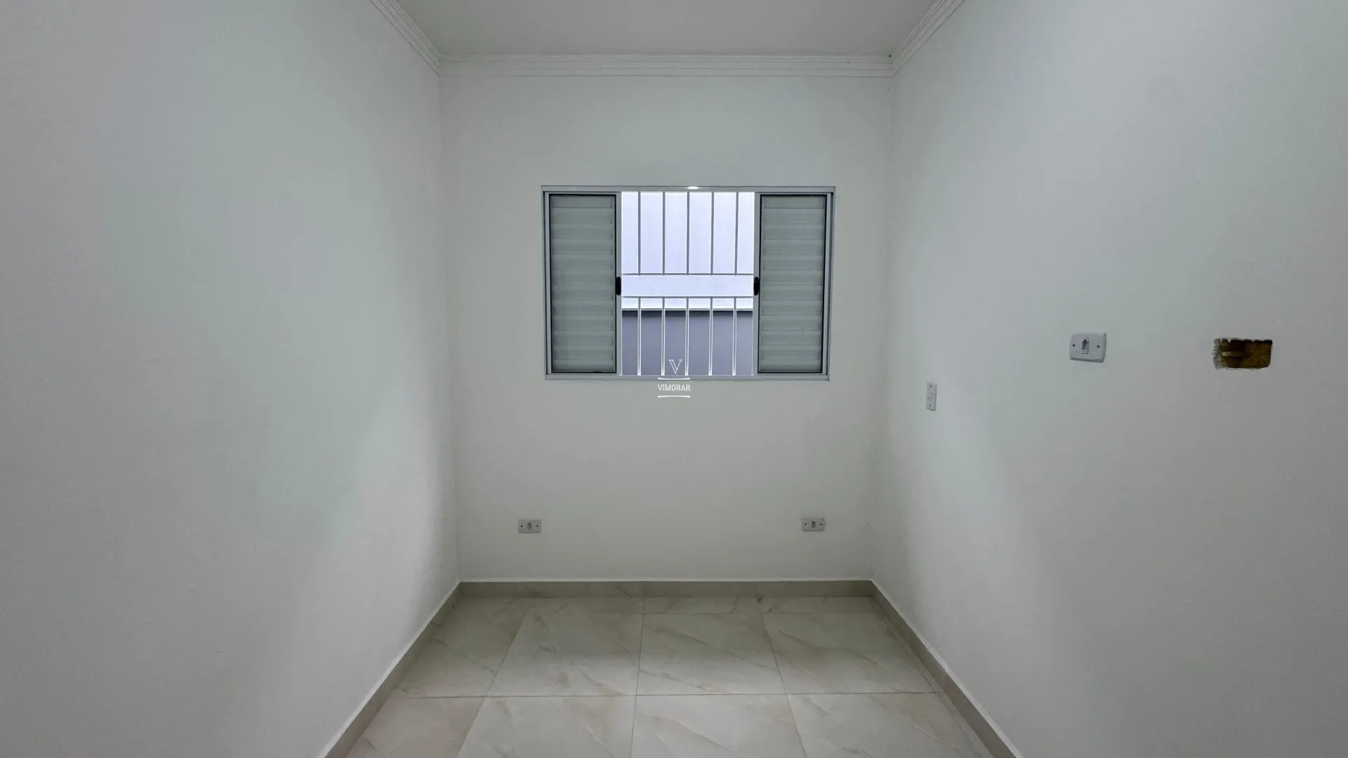 Casa t&eacute;rrea 3 dormit&oacute;rios sendo 1 su&iacute;te + 2 vagas de garagem  Itaquaquecetuba - 