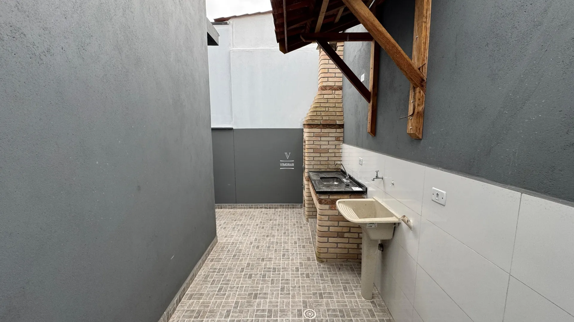 Casa t&eacute;rrea 3 dormit&oacute;rios sendo 1 su&iacute;te + 2 vagas de garagem  Itaquaquecetuba - 