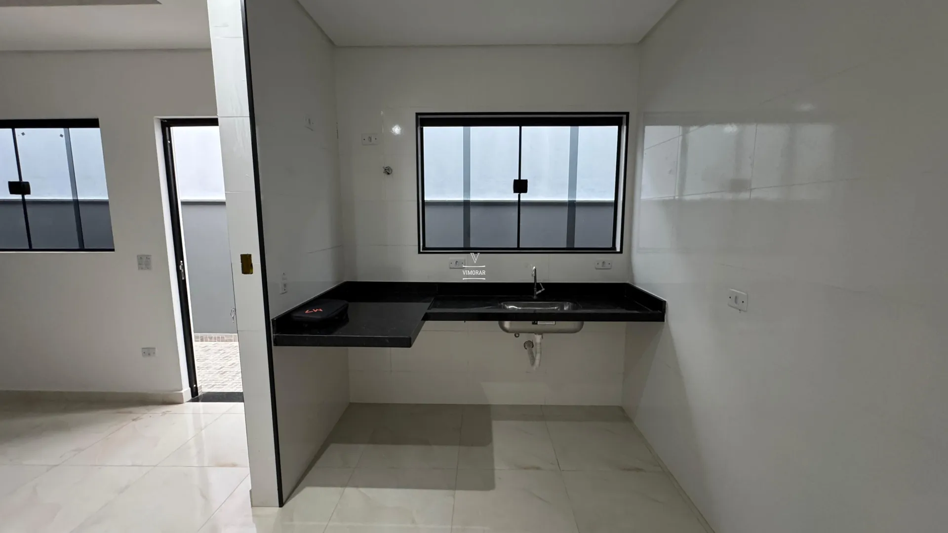 Casa t&eacute;rrea 3 dormit&oacute;rios sendo 1 su&iacute;te + 2 vagas de garagem  Itaquaquecetuba - 