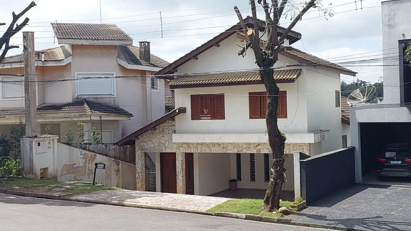 Sobrado em condom&iacute;nio fechado 5 su&iacute;tes + 4 vagas de garagem  Arujá - 