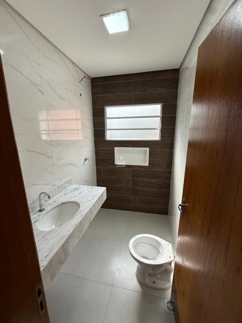 Casa t&eacute;rrea 3 dormit&oacute;rios sendo 1 su&iacute;te + 2 vagas de garagem  Arujá - 