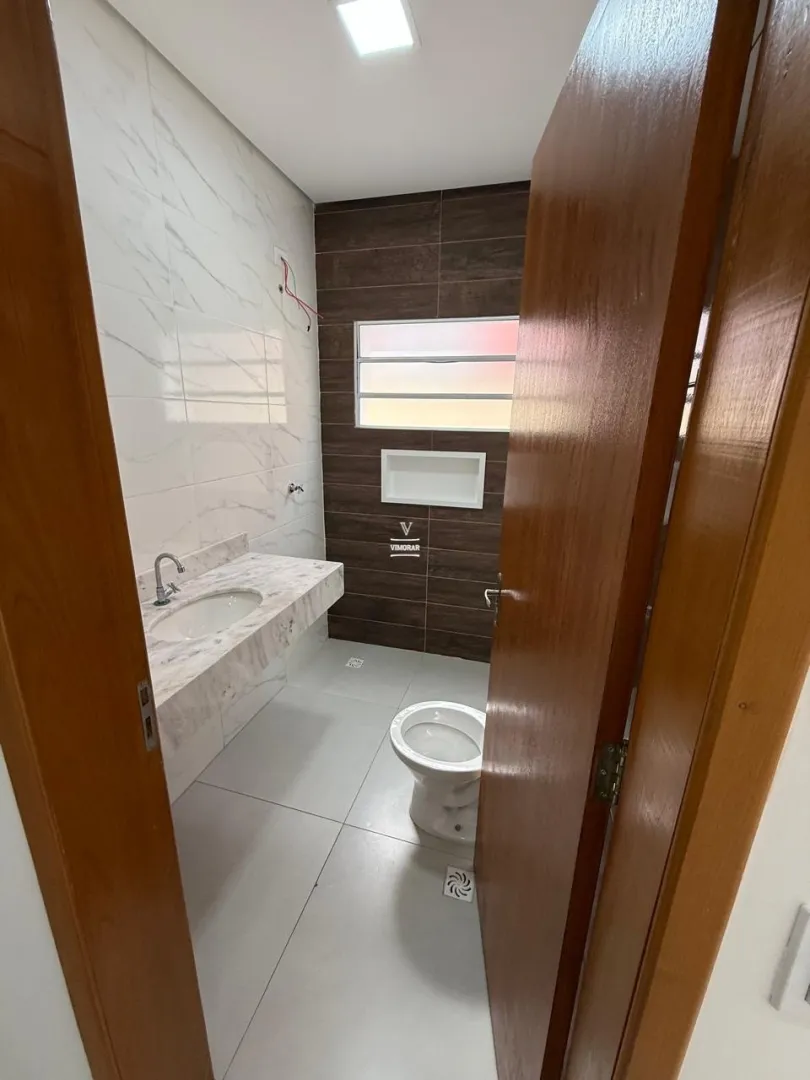 Casa t&eacute;rrea 3 dormit&oacute;rios sendo 1 su&iacute;te + 2 vagas de garagem  Arujá - 