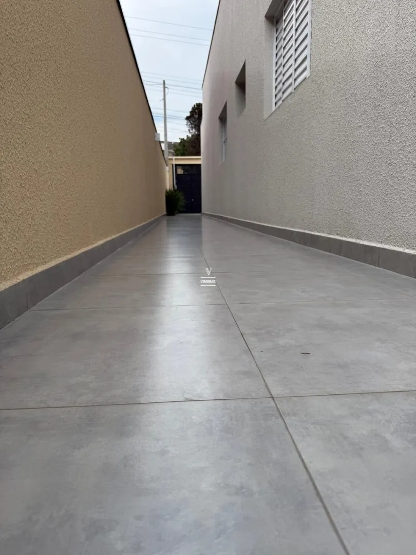 Casa t&eacute;rrea 3 dormit&oacute;rios sendo 1 su&iacute;te + 2 vagas de garagem  Arujá - 
