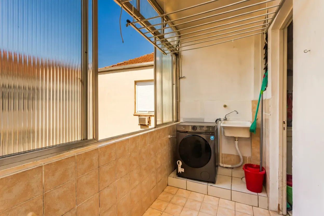 R$ 409.000 - &Oacute;TIMO APARTAMENTO - DE FRENTE - SACADA - 80M2 - 2 DORM - 2 BANHEIROS  Porto Alegre - 