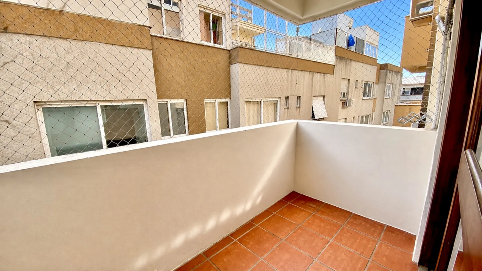 R$ 360.000 - BELO APARTAMENTO - 69M2 - 2 DORM - SACADA - 1 VAGA  Porto Alegre - 