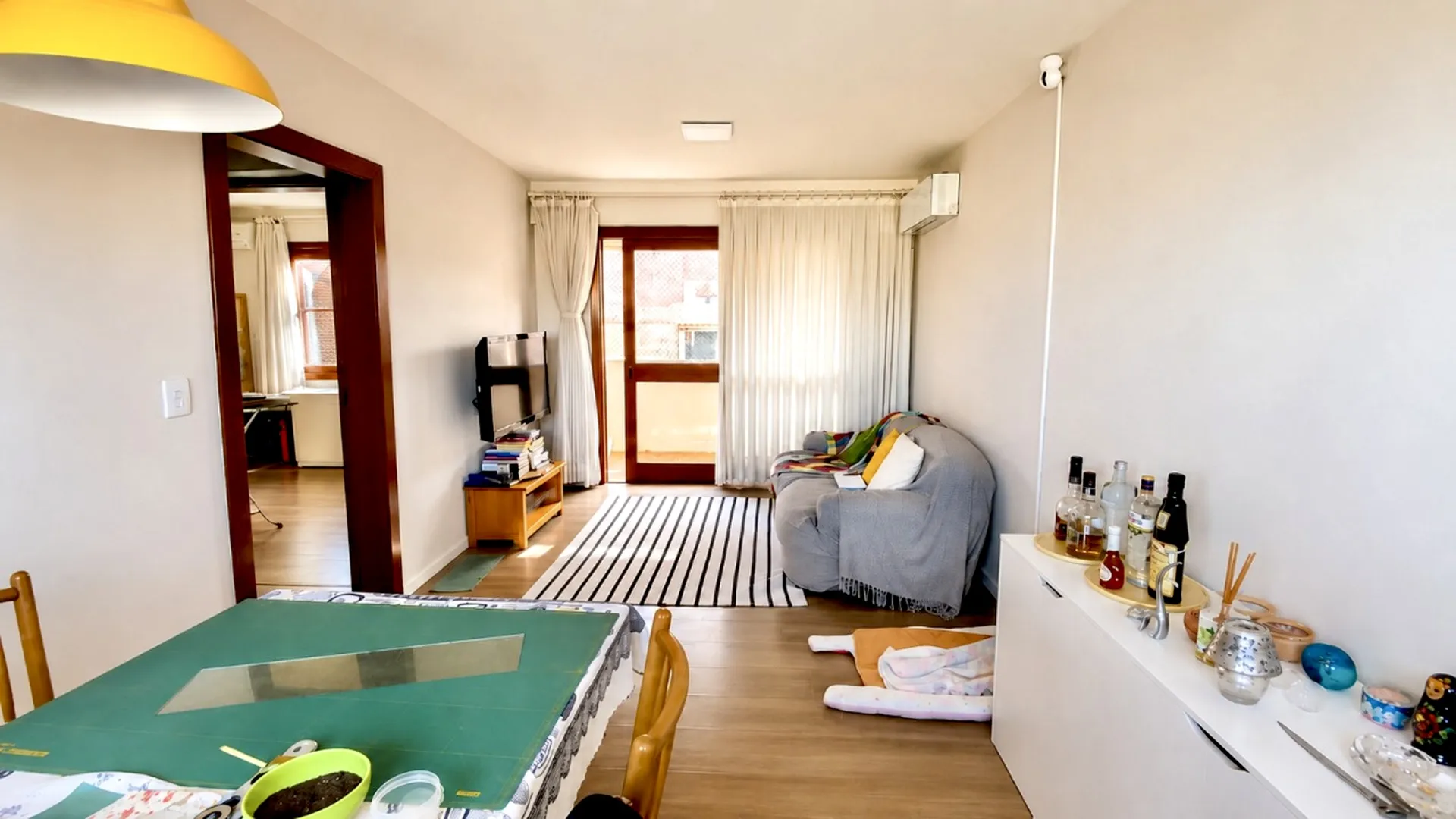 R$ 360.000 - BELO APARTAMENTO - 69M2 - 2 DORM - SACADA - 1 VAGA  Porto Alegre - 