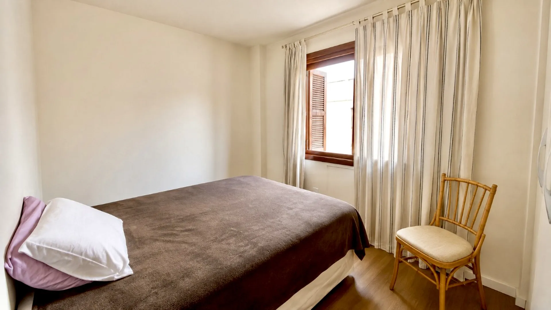 R$ 360.000 - BELO APARTAMENTO - 69M2 - 2 DORM - SACADA - 1 VAGA  Porto Alegre - 