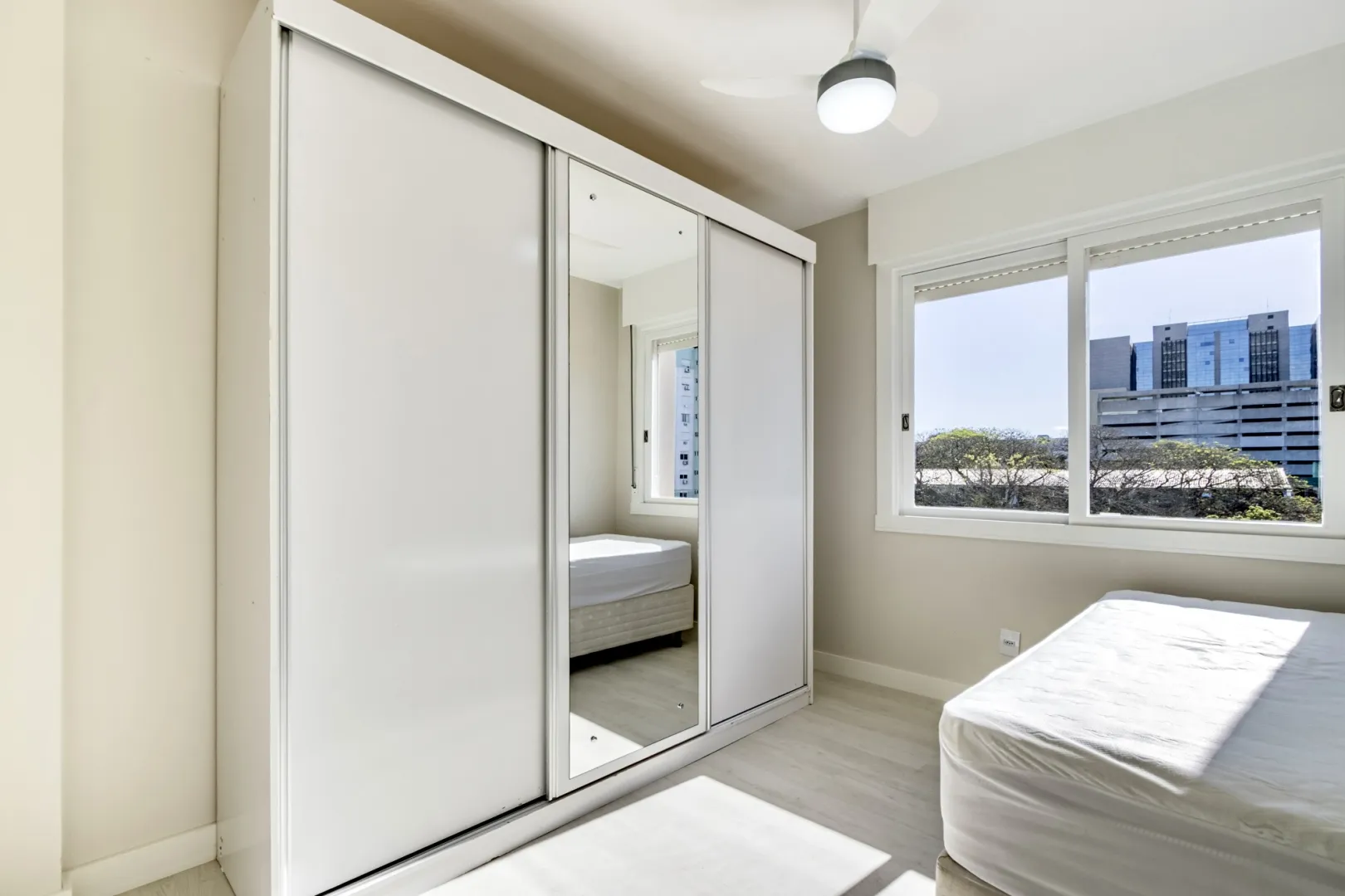 R$ 490.000 - LINDO APARTAMENTO - 66M2 - 2 DORM - REFORMADO - MUITO SOL - VISTA  Porto Alegre - 