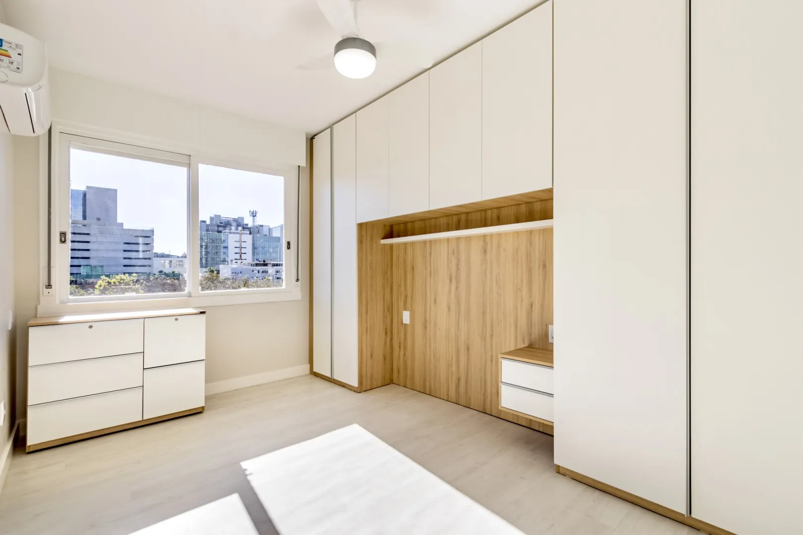 R$ 490.000 - LINDO APARTAMENTO - 66M2 - 2 DORM - REFORMADO - MUITO SOL - VISTA  Porto Alegre - 