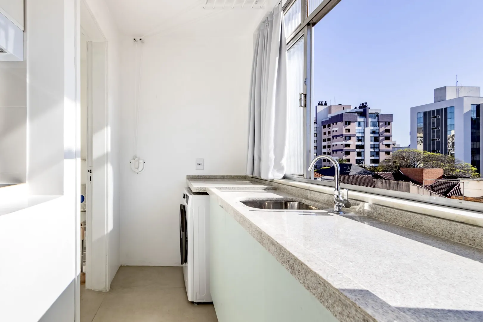 R$ 490.000 - LINDO APARTAMENTO - 66M2 - 2 DORM - REFORMADO - MUITO SOL - VISTA  Porto Alegre - 