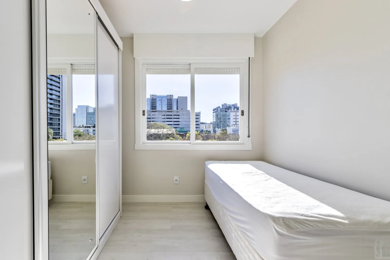 R$ 490.000 - LINDO APARTAMENTO - 66M2 - 2 DORM - REFORMADO - MUITO SOL - VISTA  Porto Alegre - 