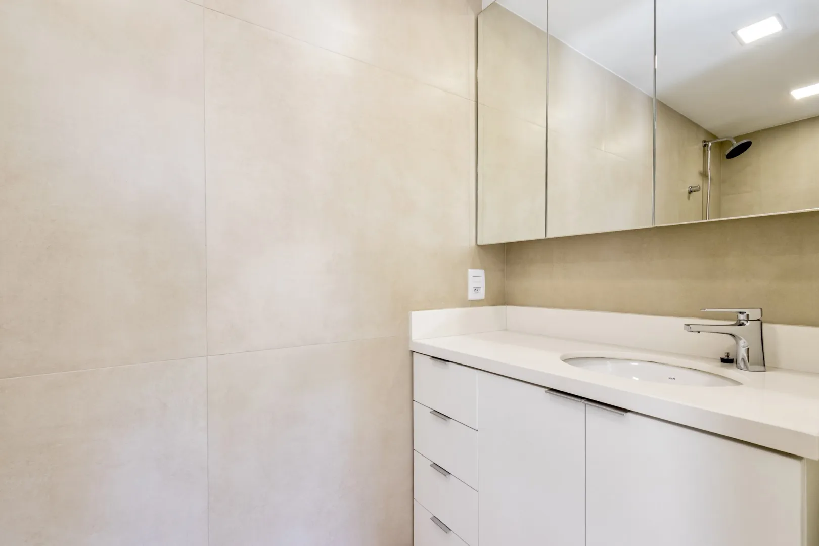 R$ 490.000 - LINDO APARTAMENTO - 66M2 - 2 DORM - REFORMADO - MUITO SOL - VISTA  Porto Alegre - 