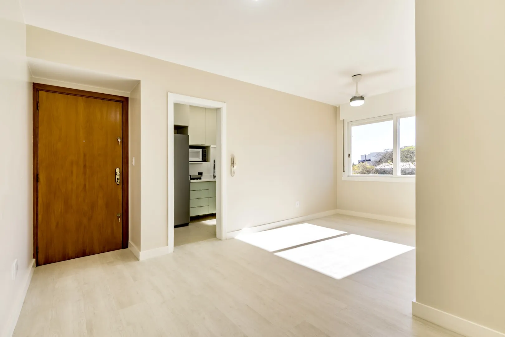 R$ 490.000 - LINDO APARTAMENTO - 66M2 - 2 DORM - REFORMADO - MUITO SOL - VISTA  Porto Alegre - 