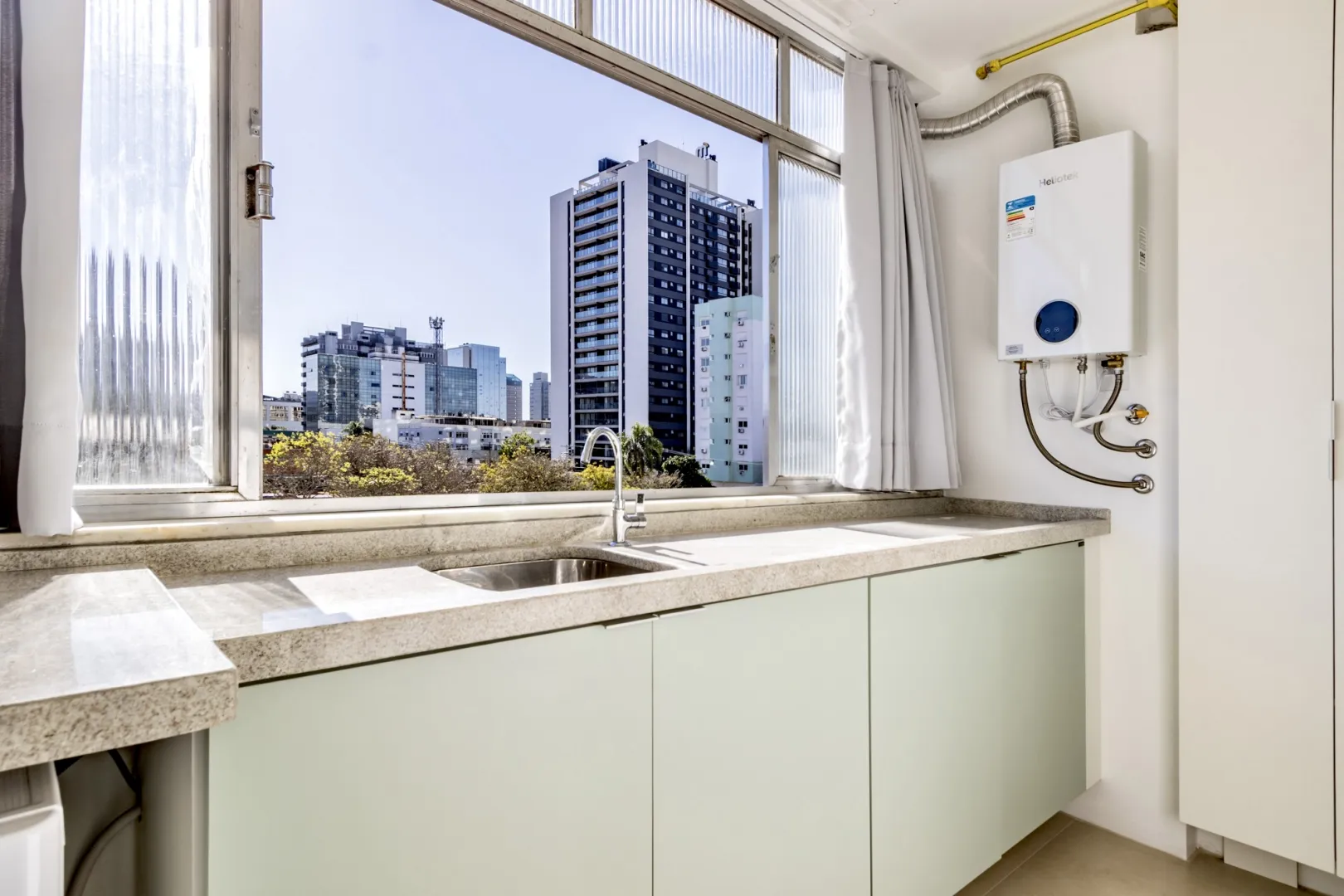 R$ 490.000 - LINDO APARTAMENTO - 66M2 - 2 DORM - REFORMADO - MUITO SOL - VISTA  Porto Alegre - 