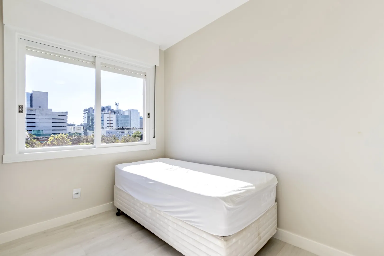 R$ 490.000 - LINDO APARTAMENTO - 66M2 - 2 DORM - REFORMADO - MUITO SOL - VISTA  Porto Alegre - 