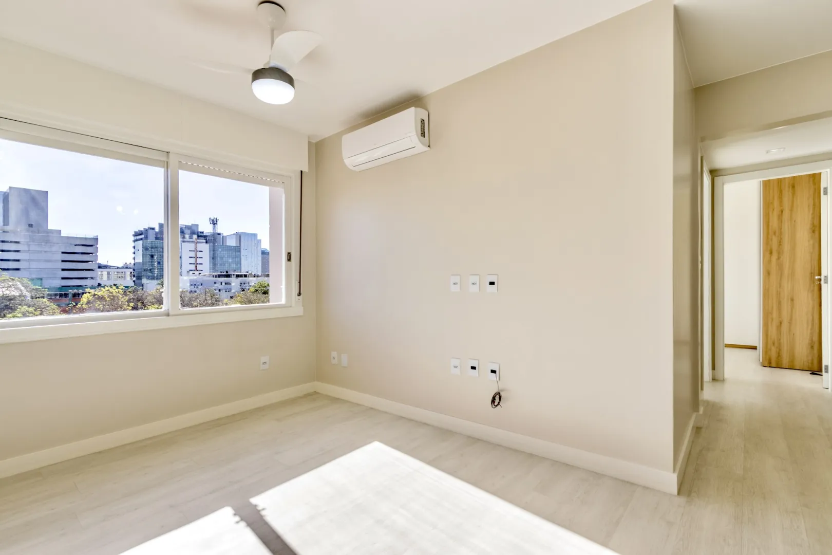 R$ 490.000 - LINDO APARTAMENTO - 66M2 - 2 DORM - REFORMADO - MUITO SOL - VISTA  Porto Alegre - 