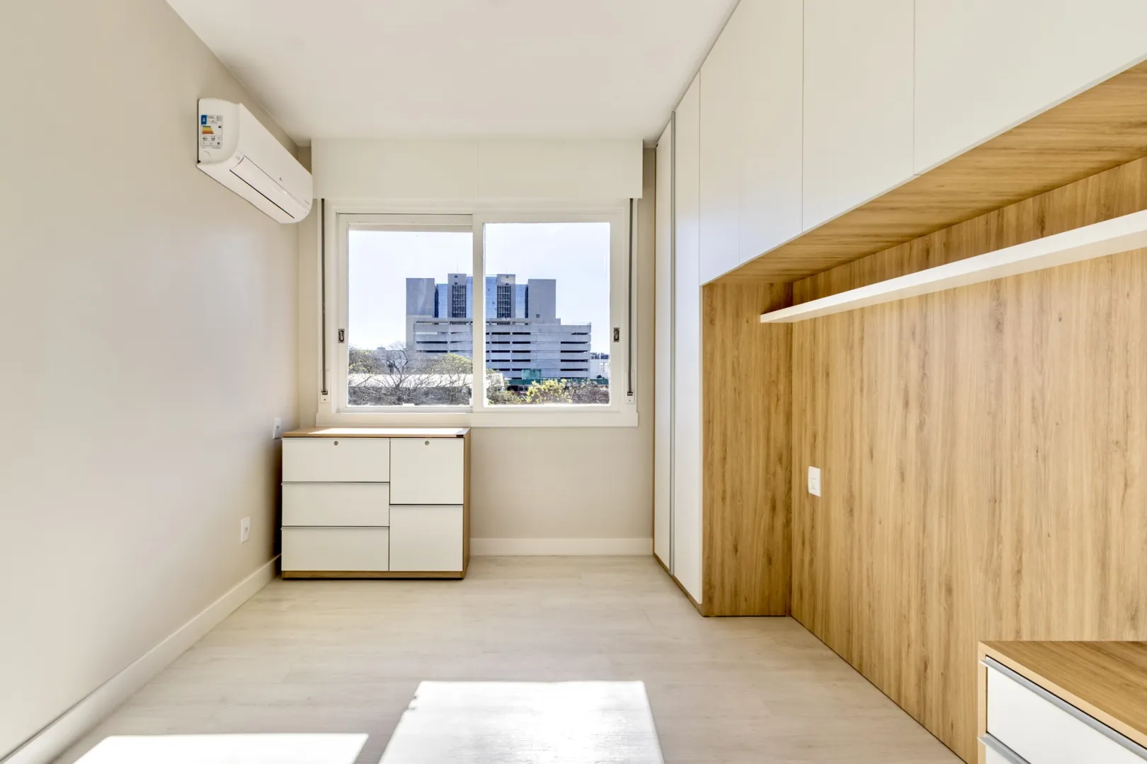 R$ 490.000 - LINDO APARTAMENTO - 66M2 - 2 DORM - REFORMADO - MUITO SOL - VISTA  Porto Alegre - 