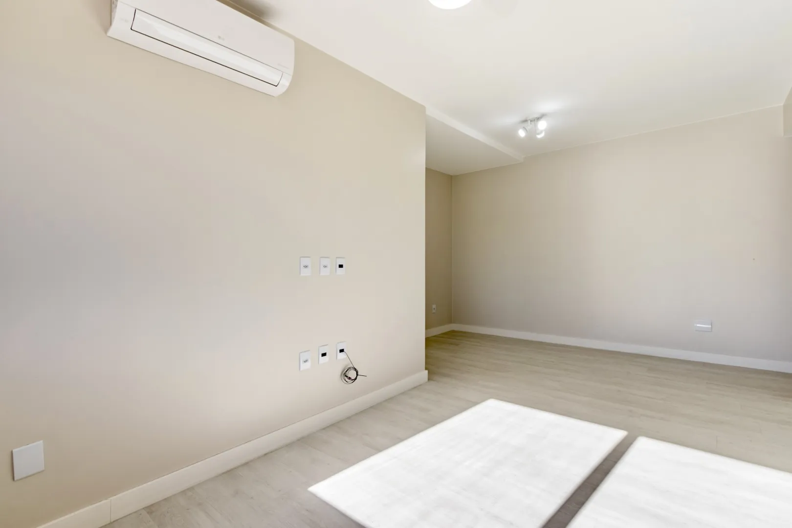R$ 490.000 - LINDO APARTAMENTO - 66M2 - 2 DORM - REFORMADO - MUITO SOL - VISTA  Porto Alegre - 