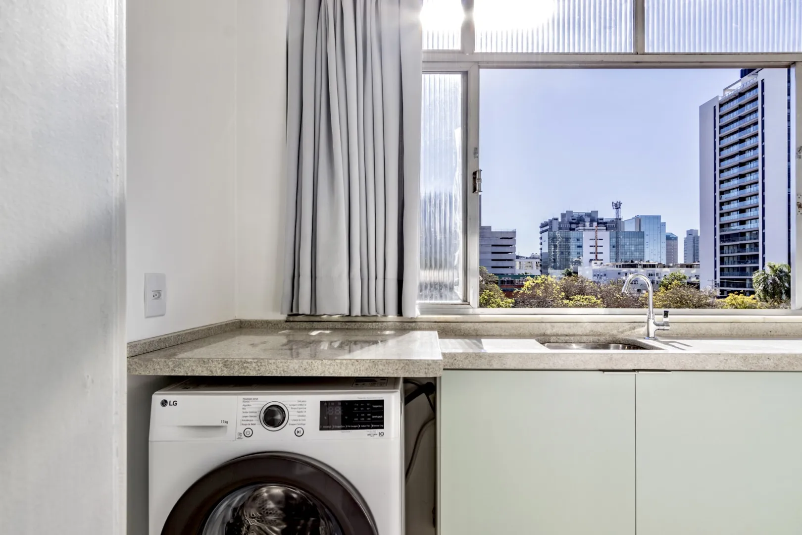 R$ 490.000 - LINDO APARTAMENTO - 66M2 - 2 DORM - REFORMADO - MUITO SOL - VISTA  Porto Alegre - 
