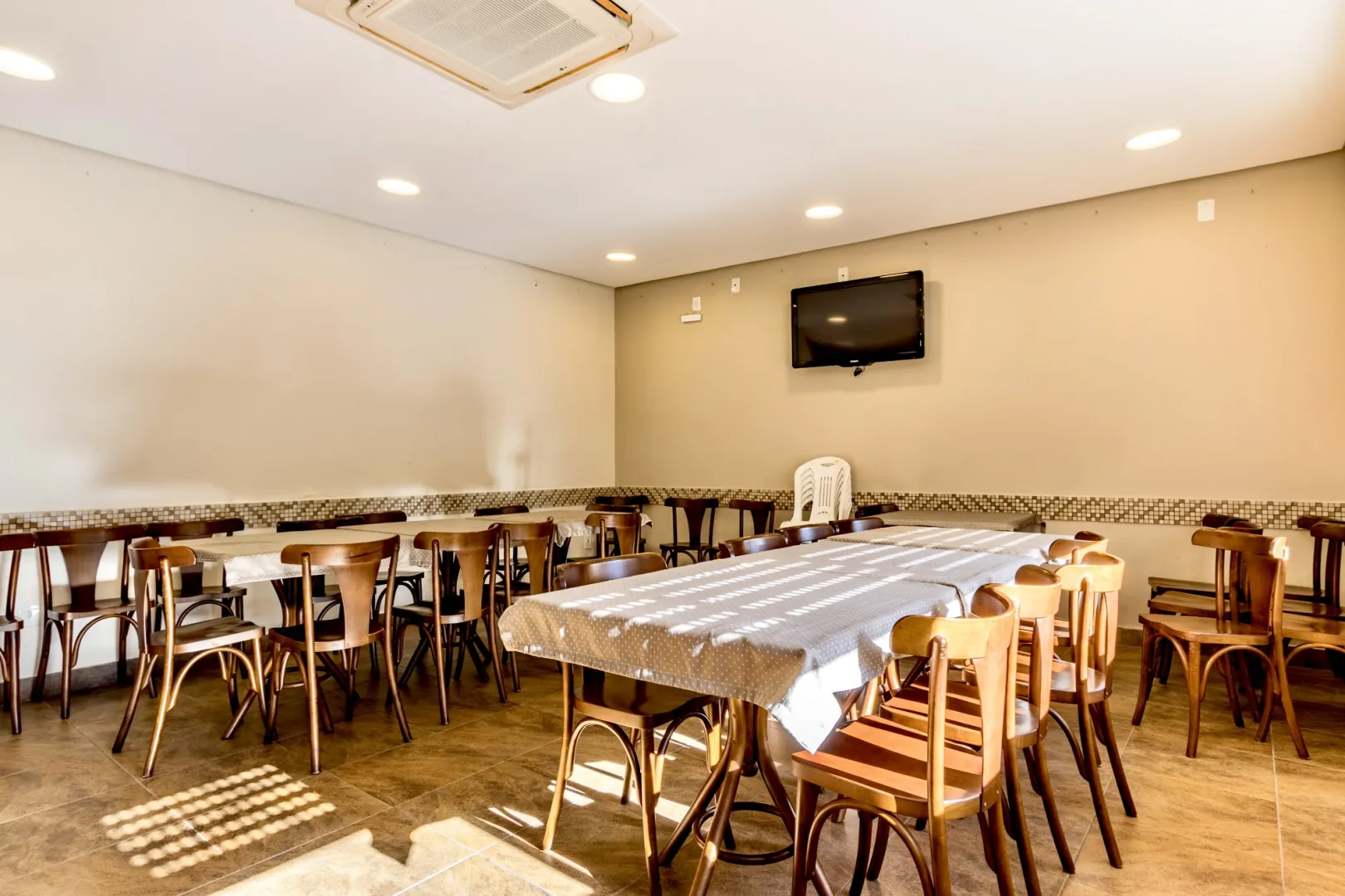 R$ 490.000 - LINDO APARTAMENTO - 66M2 - 2 DORM - REFORMADO - MUITO SOL - VISTA  Porto Alegre - 
