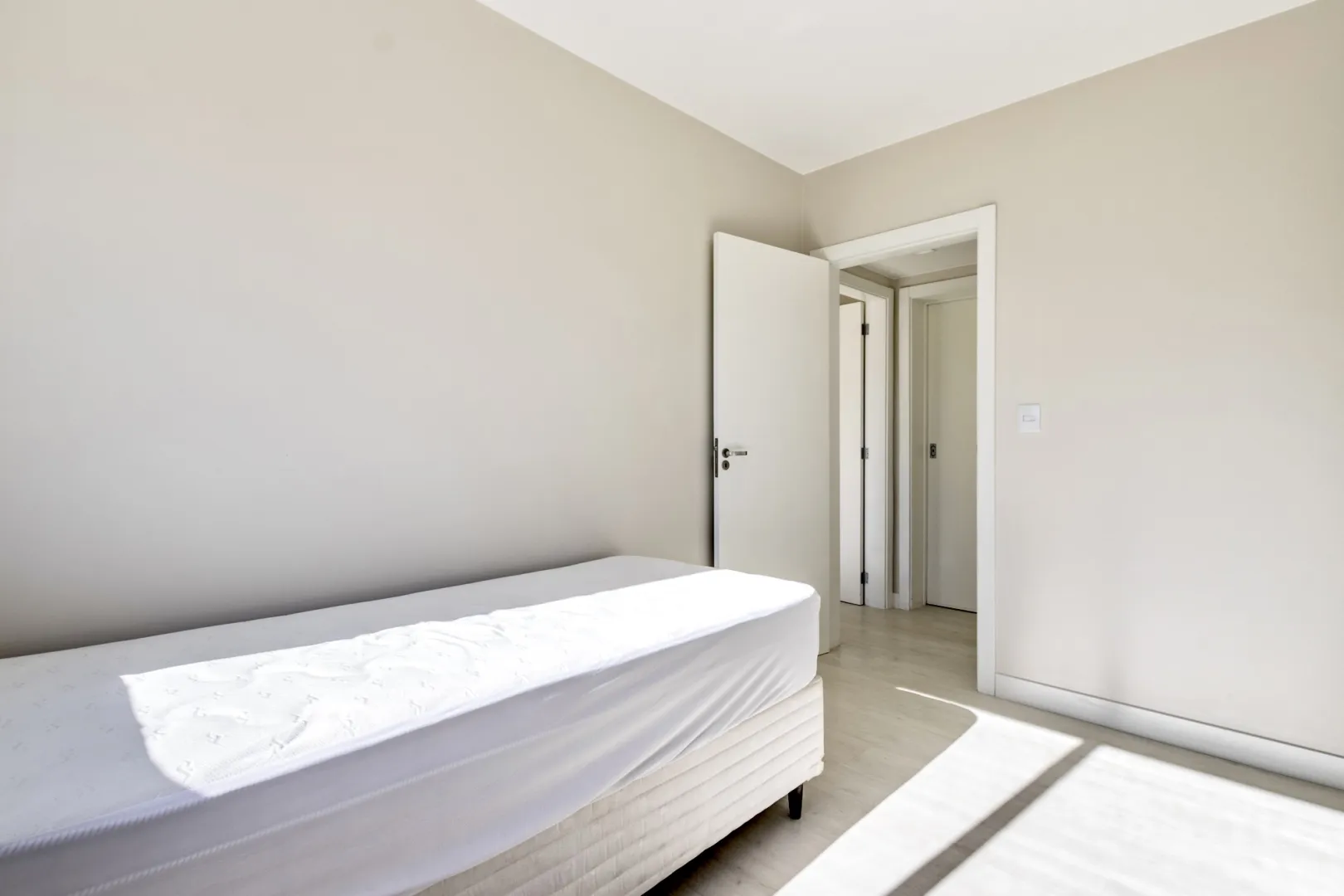 R$ 490.000 - LINDO APARTAMENTO - 66M2 - 2 DORM - REFORMADO - MUITO SOL - VISTA  Porto Alegre - 