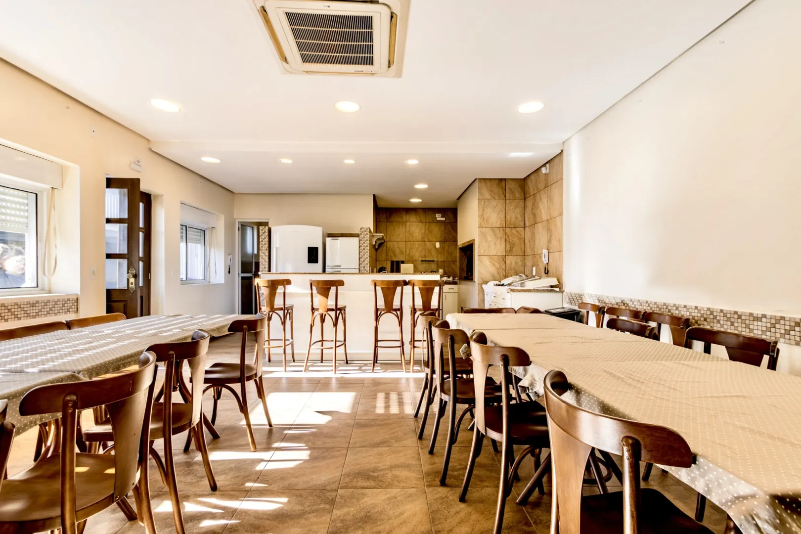 R$ 490.000 - LINDO APARTAMENTO - 66M2 - 2 DORM - REFORMADO - MUITO SOL - VISTA  Porto Alegre - 