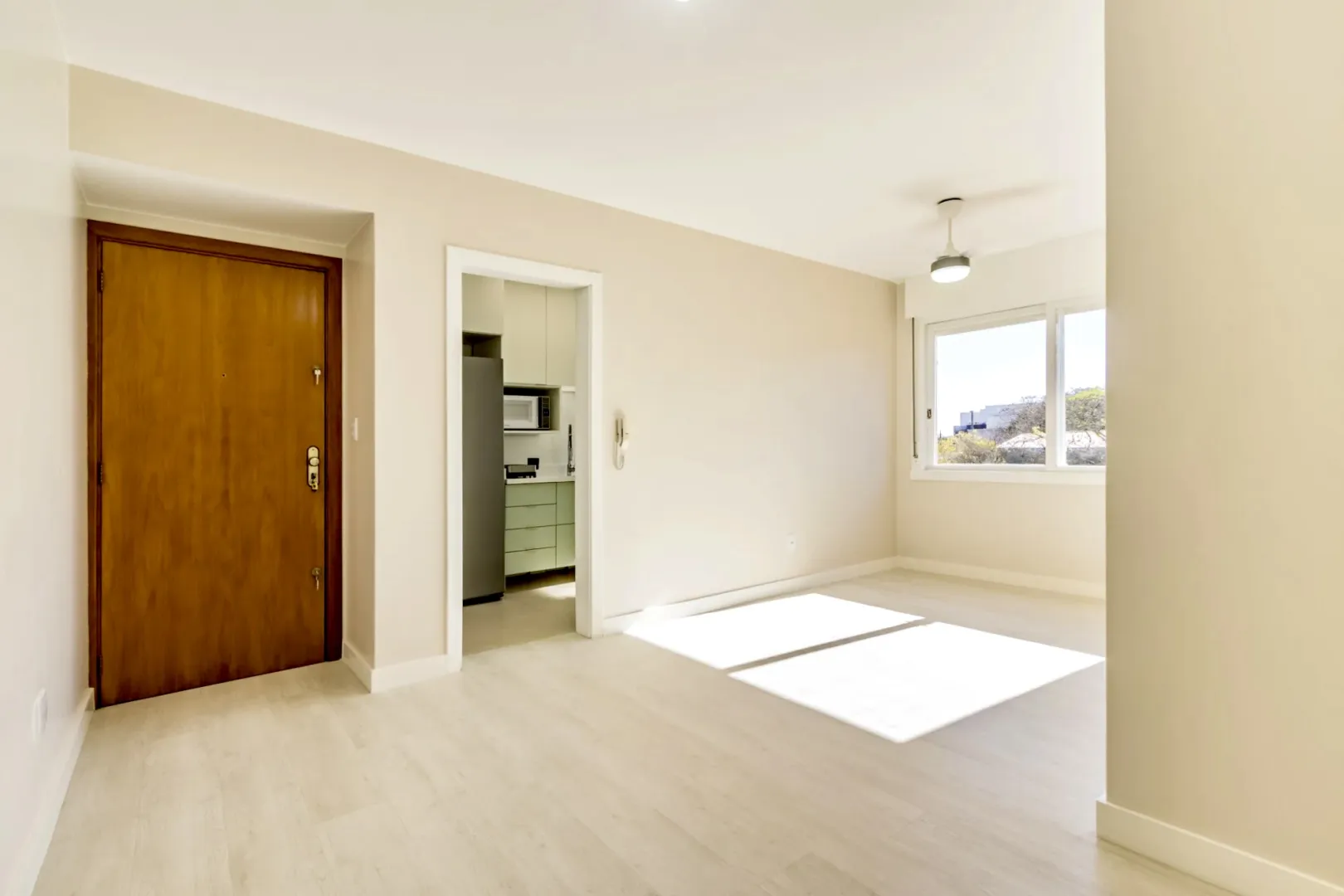 R$ 490.000 - LINDO APARTAMENTO - 66M2 - 2 DORM - REFORMADO - MUITO SOL - VISTA  Porto Alegre - 