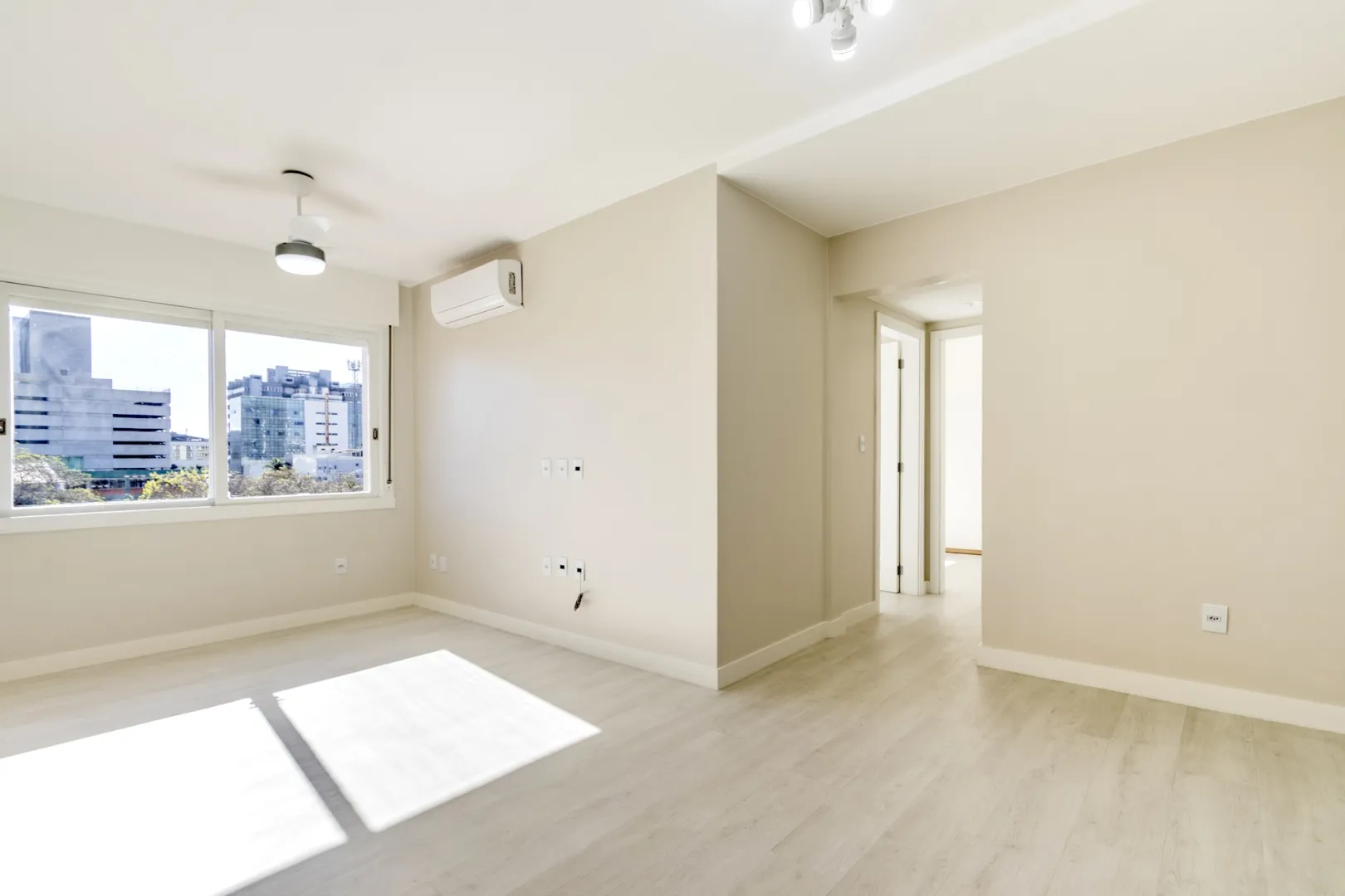 R$ 490.000 - LINDO APARTAMENTO - 66M2 - 2 DORM - REFORMADO - MUITO SOL - VISTA  Porto Alegre - 