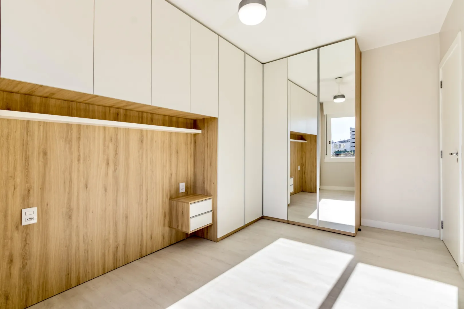 R$ 490.000 - LINDO APARTAMENTO - 66M2 - 2 DORM - REFORMADO - MUITO SOL - VISTA  Porto Alegre - 