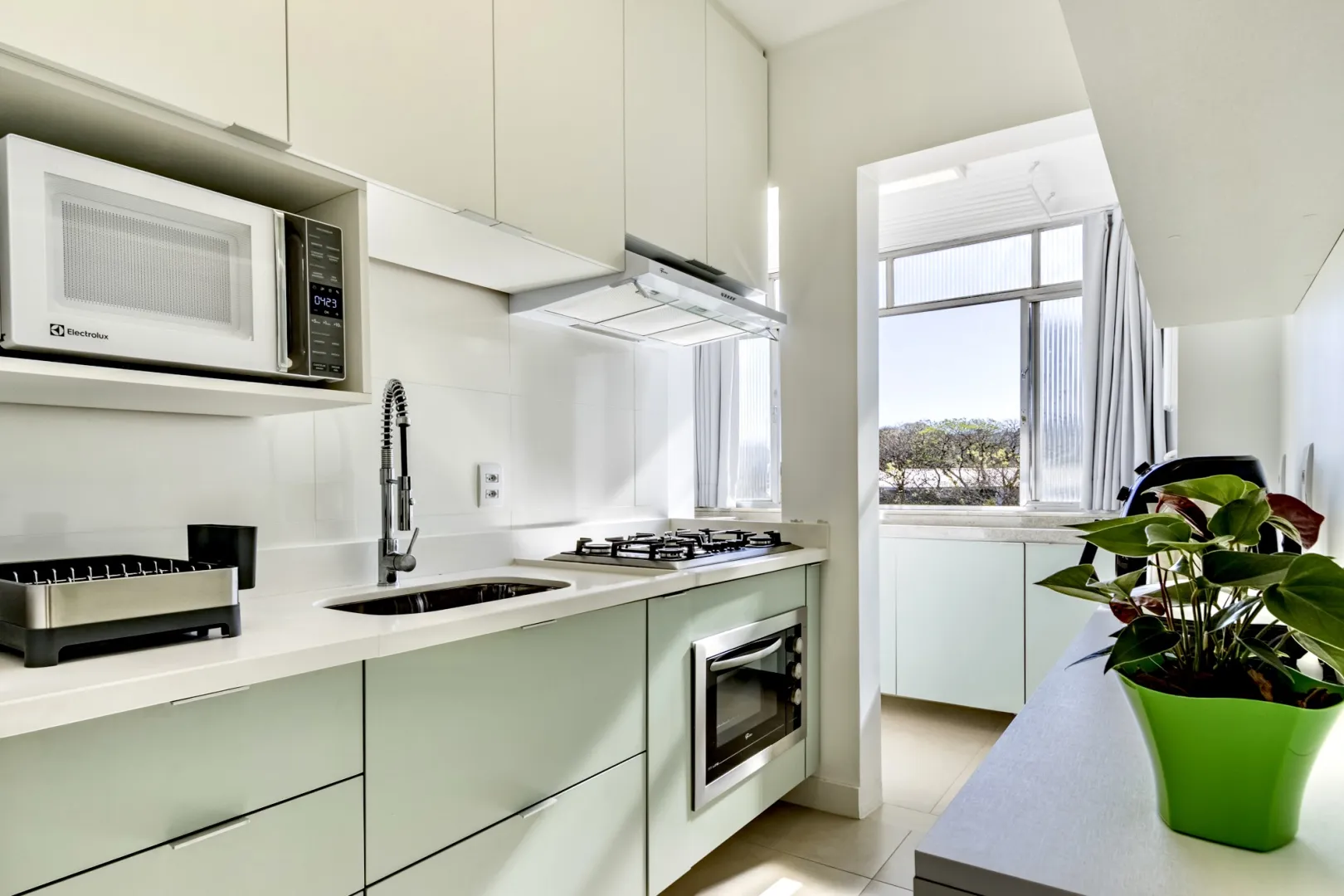 R$ 490.000 - LINDO APARTAMENTO - 66M2 - 2 DORM - REFORMADO - MUITO SOL - VISTA  Porto Alegre - 