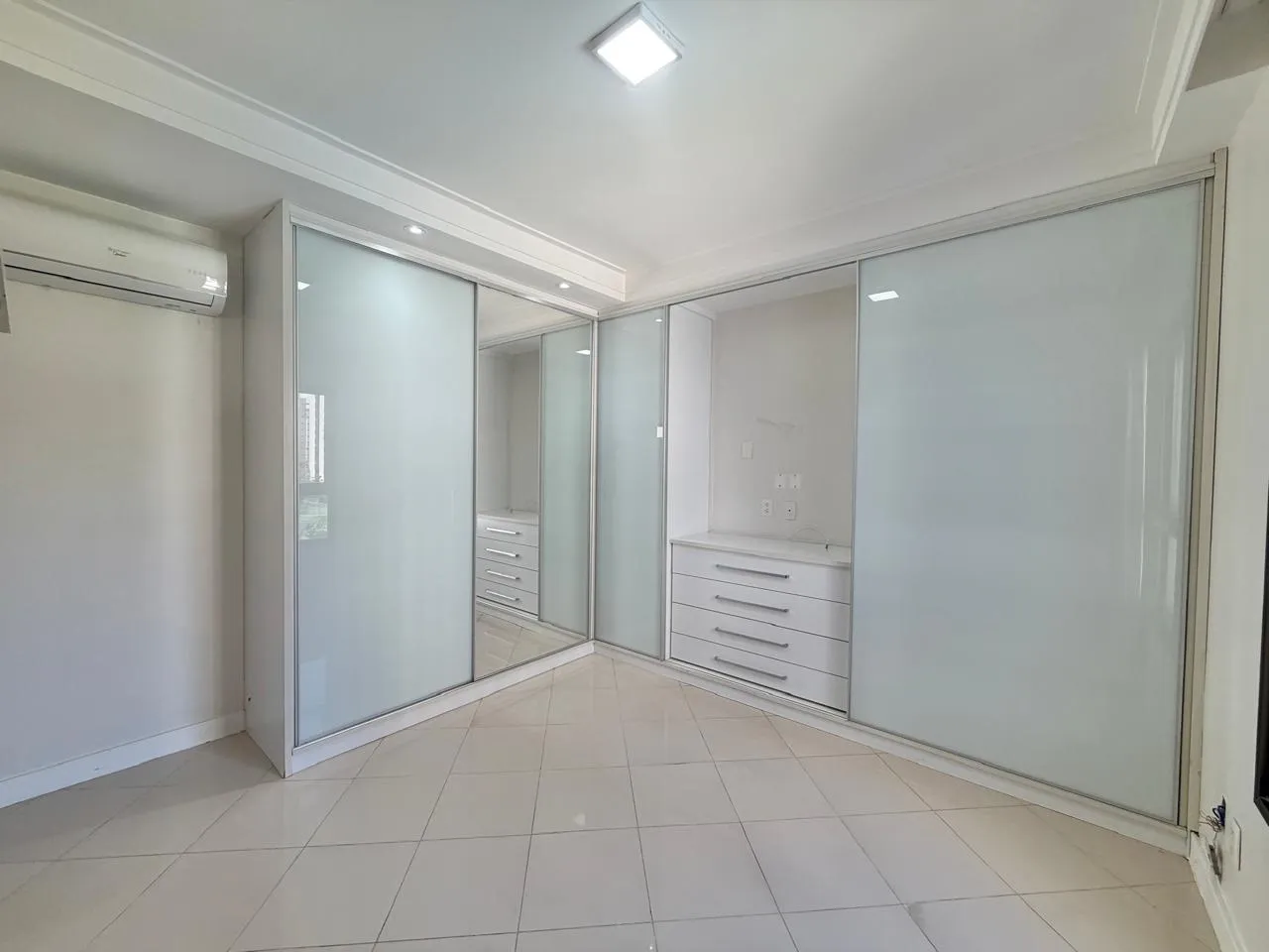 APARTAMENTO ALTO PADR&Atilde;O 4 QUARTOS 3 SU&Iacute;TES VARANDA PISCINA ACADEMIA &Agrave; VENDA NA PITUBA!  Salvador - 