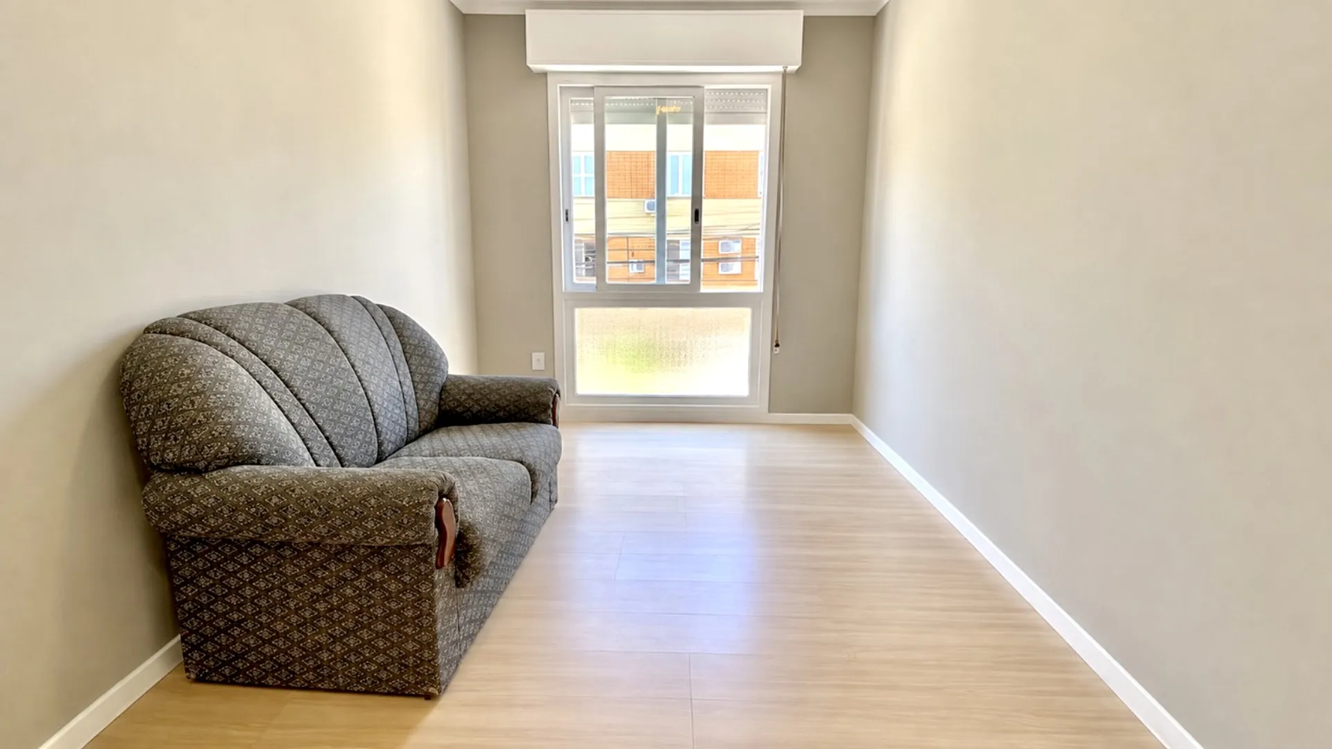 R$ 392.000 - APARTAMENTO DE FRENTE - REFORMADO - 73M2 - 2 DORM - DEPEND&Ecirc;NCIA - 1 VAGA  Porto Alegre - 